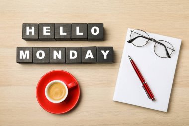 Düz konum cümlesi Merhaba Pazartesi iş yerindeki küplerden yapılmış