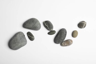 Beyaz arkaplanda birçok farklı taş, üst görünüm