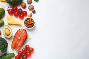 Beyaz arkaplan üzerine yazı yazmak için farklı ürünler ve alan, düz yatış. Keto diyeti