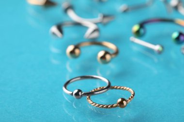 Açık mavi arka planda boncuk halkalar, yakın plan. Yakıcı mücevherler.