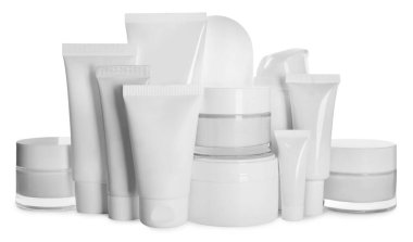 Beyaz arka planda boş tüpler ve kozmetik ürünler