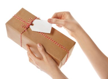 Beyaz arkaplanda etiketi olan bir paket tutan kadın, yakın plan.