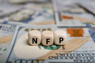 Dolar banknotları üzerinde NFP kısaltması olan küpler