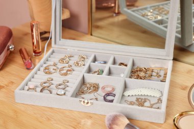 Güzel bijouterie ve ahşap masada makyaj ürünleri olan zarif mücevher kutusu.