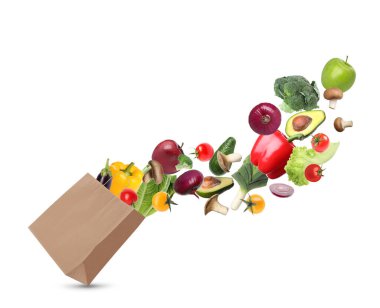 Beyaz arka planda farklı meyve ve sebzelerle dolu kese kağıdı.