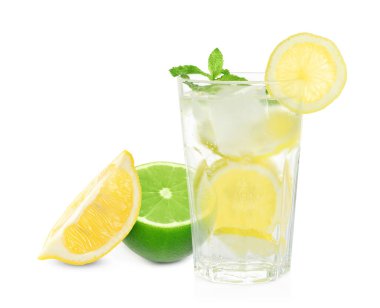 Lezzetli limonata ve beyaz arka planda taze olgun narenciye meyveleri.
