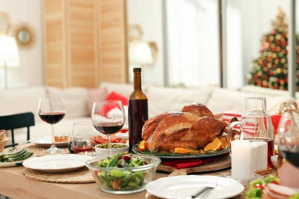 Ünnepi Vacsora Finom Ételekkel Borral Asztalon Karácsonyi Ünnepség — Stock Fotó