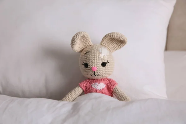 Cute Toy Bunny Sticking Plaster Bed Children Hospital — Stock Photo, Image