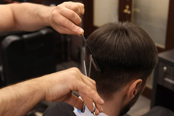 Coiffeur Professionnel Coupant Les Cheveux Homme Dans Salon Coiffure — Photo