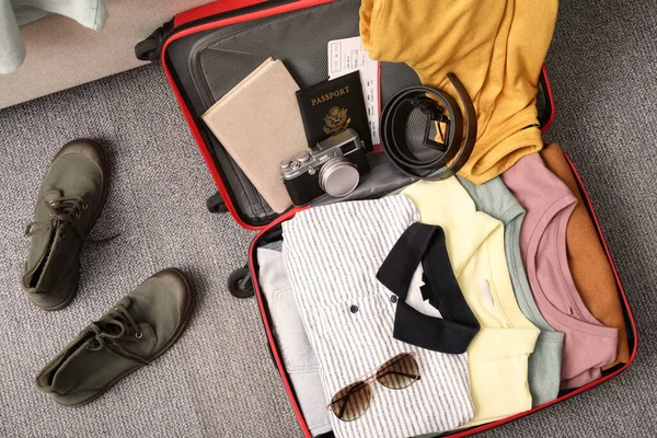 Offener Koffer Mit Kleidung Accessoires Und Schuhen Auf Dem Boden — Stockfoto