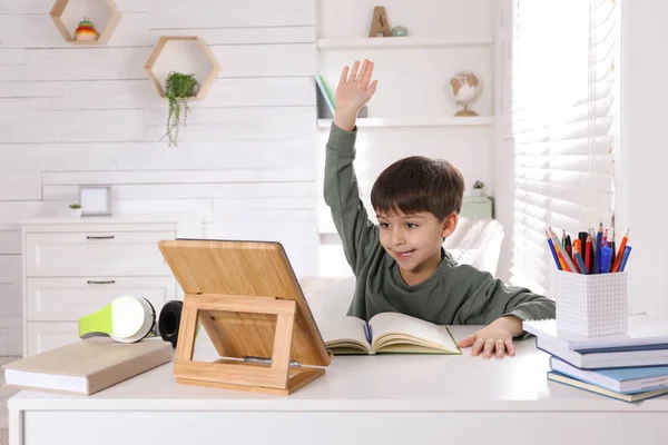 집에서 온라인으로 공부하는 현대의 태블릿을 귀여운 Learning — 스톡 사진