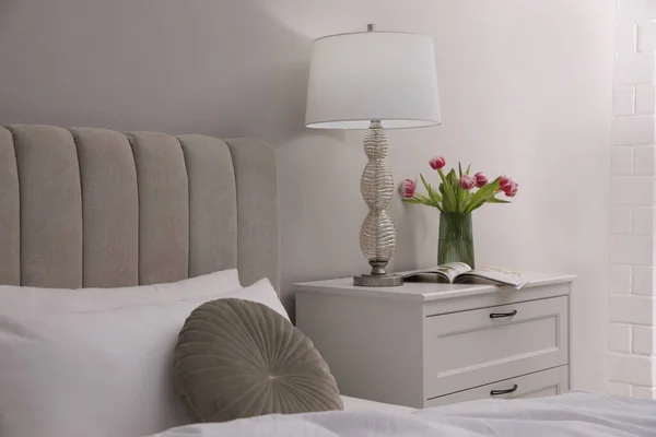 Stylish Lamp Flowers Magazine Bedside Table Indoors Bedroom Interior Elements — Stock Photo, Image