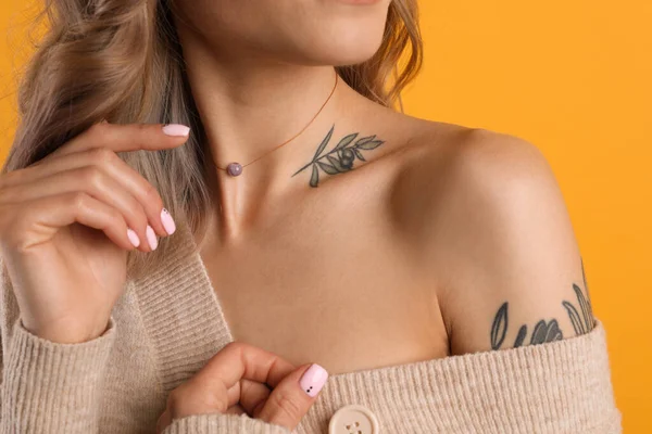 Hermosa Mujer Con Tatuajes Cuerpo Sobre Fondo Amarillo Primer Plano — Foto de Stock