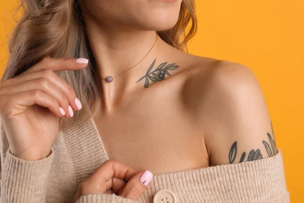 Belle Femme Avec Des Tatouages Sur Corps Sur Fond Jaune — Photo