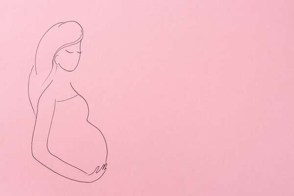 Фигура беременной женщины на розовом фоне, вид сверху с пробелами для текста. Концепция суррогатного материнства