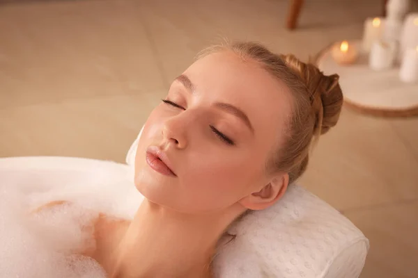 Jonge Vrouw Met Behulp Van Kussen Terwijl Genieten Bubbelbad Binnen — Stockfoto