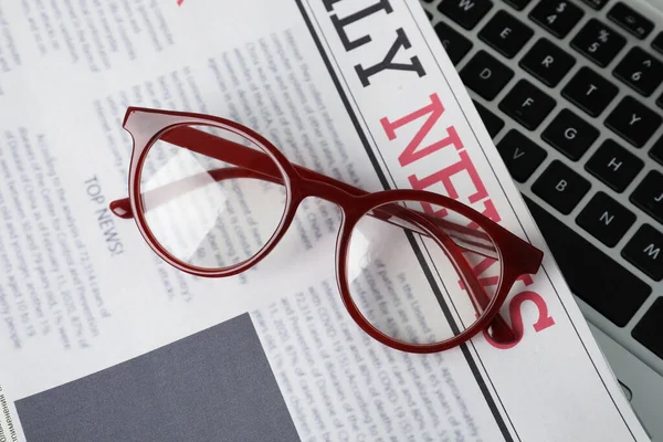 Tidning Och Glasögon Laptop Ovanifrån — Stockfoto