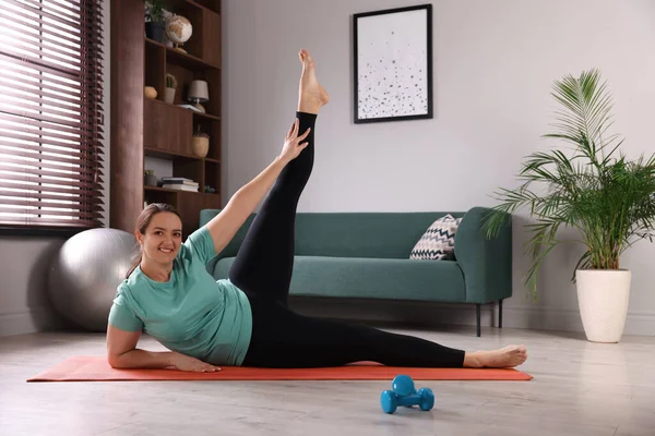 Kilolu Kadın Evde Yoga Minderi Üzerinde Egzersiz Yapıyor — Stok fotoğraf