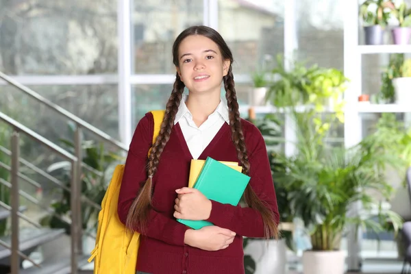 Tienermeisje Schooluniform Met Boeken Rugzak Binnen — Stockfoto