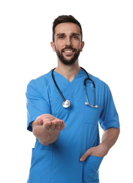 Arzt Mit Stethoskop Das Etwas Auf Weißem Hintergrund Hält Kardiologie — Stockfoto