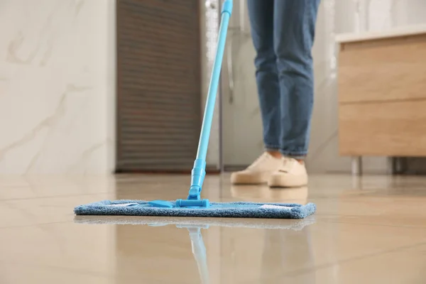 戸内にモップで床を掃除する女 — ストック写真