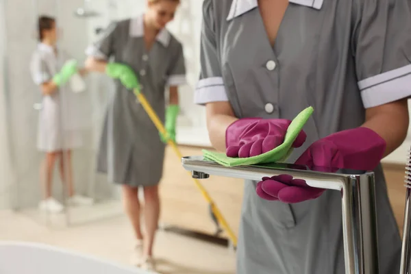 Camareiras Profissionais Limpando Banheiro Hotel Close — Fotografia de Stock