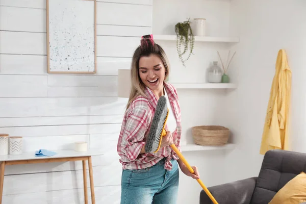 Evde Temizlik Yaparken Paspaslı Kadın Şarkı Söylüyor — Stok fotoğraf