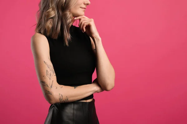 Mooie Vrouw Met Tatoeages Arm Tegen Roze Achtergrond Close Ruimte — Stockfoto