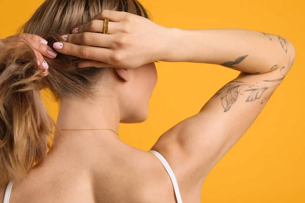 Mulher Bonita Com Tatuagens Corpo Contra Fundo Amarelo Visão Traseira — Fotografia de Stock