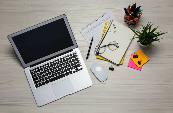 现代笔记本电脑 眼镜和办公文具放在白色木制桌子上 平铺在地板上 远程学习 — 图库照片