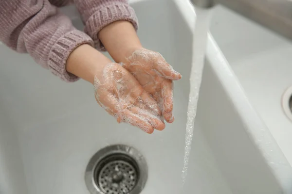 Küçük Kız Ellerini Sıvı Sabunla Yıkıyor Yakın Plan — Stok fotoğraf