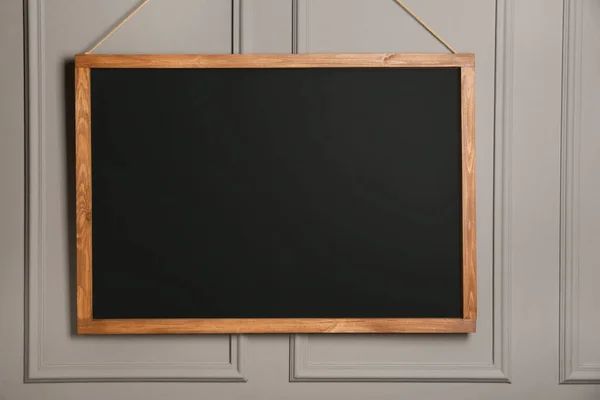 Καθαρό Μαύρο Μαυροπίνακα Κρέμεται Γκρι Τοίχο — Φωτογραφία Αρχείου