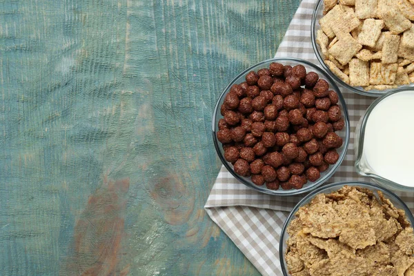 Diferentes Deliciosos Cereais Pequeno Almoço Mesa Madeira Azul Flat Lay — Fotografia de Stock