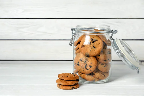 Vaso Vetro Con Gocce Cioccolato Biscotti Tavolo Legno Bianco Spazio — Foto Stock