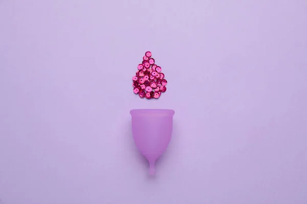 Copa Menstrual Cerca Gota Lentejuelas Rosadas Sobre Fondo Violeta Acostado — Foto de Stock