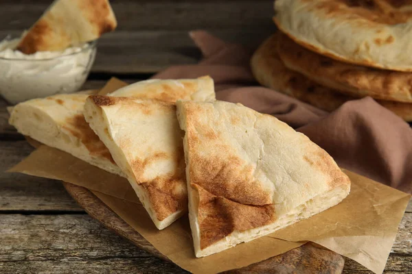 Stücke Frisches Fladenbrot Auf Holztisch Nahaufnahme — Stockfoto