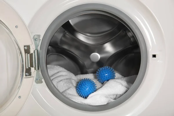 Çamaşır Makinesinde Mavi Kurutucu Topları Havlu — Stok fotoğraf