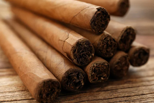 Cigarros Envueltos Hojas Tabaco Sobre Mesa Madera Primer Plano —  Fotos de Stock