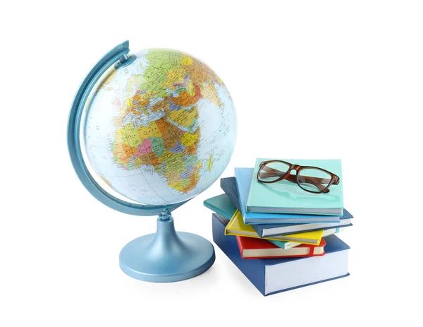 Plastikowy Model Kuli Ziemskiej Książki Okulary Białym Tle Lekcja Geografii — Zdjęcie stockowe