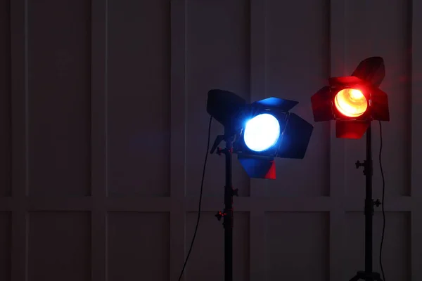 Proyectores Brillantes Rojos Azules Cerca Pared Habitación Oscura Espacio Para —  Fotos de Stock