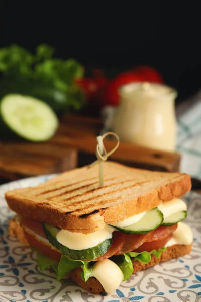 Läcker Smörgås Med Grönsaker Skinka Och Majonnäs Tallriken Närbild — Stockfoto