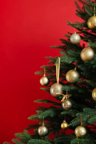 Kırmızı Arka Planda Güzel Dekore Edilmiş Noel Ağacı Yakın Plan — Stok fotoğraf