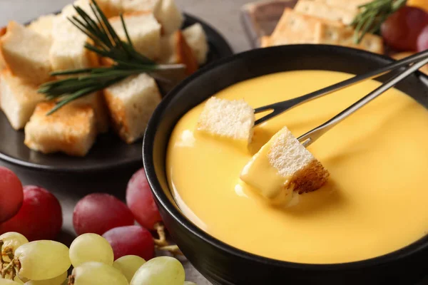 Smaklig Ost Fondue Gafflar Med Bröd Bitar Och Snacks Bordet — Stockfoto