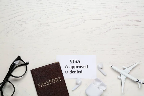 Επίπεδη Σύνθεση Διαβατήριο Παιχνίδι Αεροπλάνο Και Γυαλιά Λευκό Ξύλινο Τραπέζι — Φωτογραφία Αρχείου