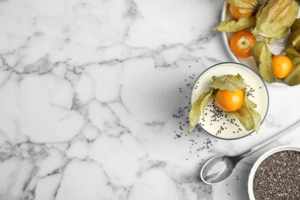 Läcker Dessert Dekorerad Med Physalis Frukt Vitt Marmorbord Platt Ligg — Stockfoto