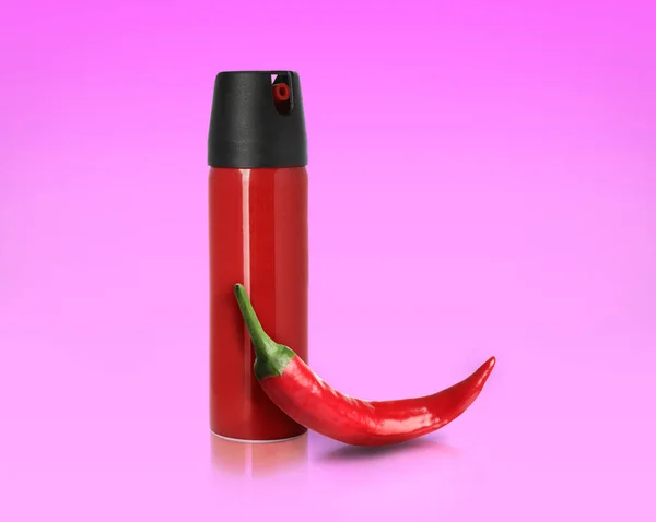 Flasche Pfefferspray Und Rotes Scharfes Chili Auf Rosa Hintergrund — Stockfoto