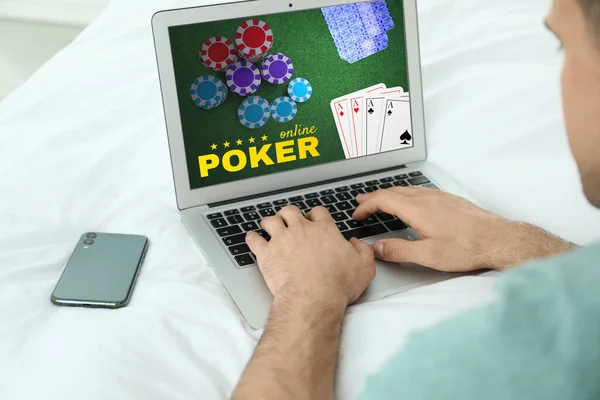 Homem Jogar Póquer Computador Portátil Dentro Casa Perto Casino Online — Fotografia de Stock