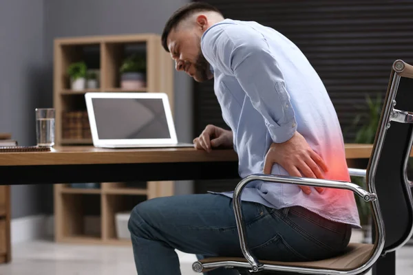 Homem Sofrendo Dor Nas Costas Enquanto Trabalhava Com Laptop Escritório — Fotografia de Stock