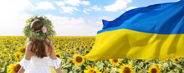 Rezad Por Ucrania Bandera Ucrania Ondeando Cerca Mujer Joven Con —  Fotos de Stock