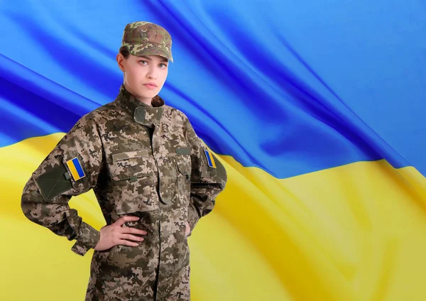 Солдат Військовій Камуфляжній Формі Український Прапор Задньому Плані Місце Тексту — стокове фото